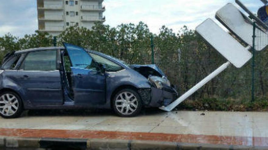 El coche accidentado en la avenida Alfonso Puchades
