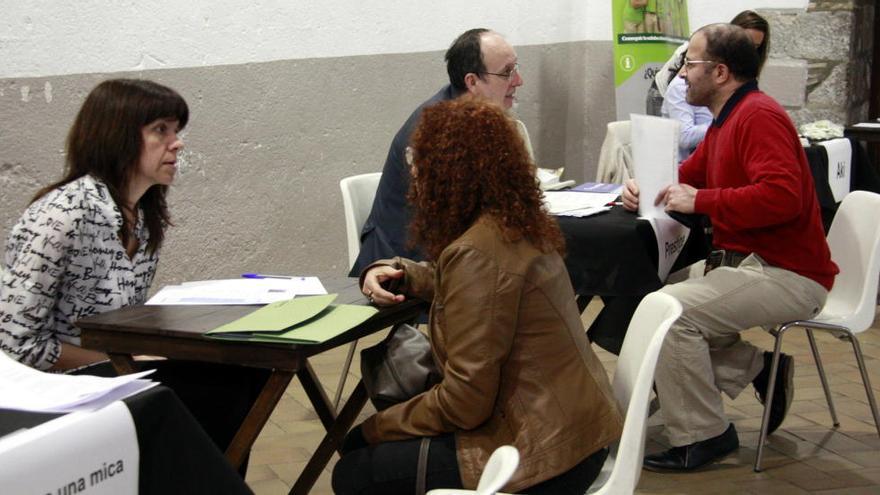 Diverses empreses participants a la jornada de formació i ocupació de Castelló d&#039;Empúries realitzant entrevistes