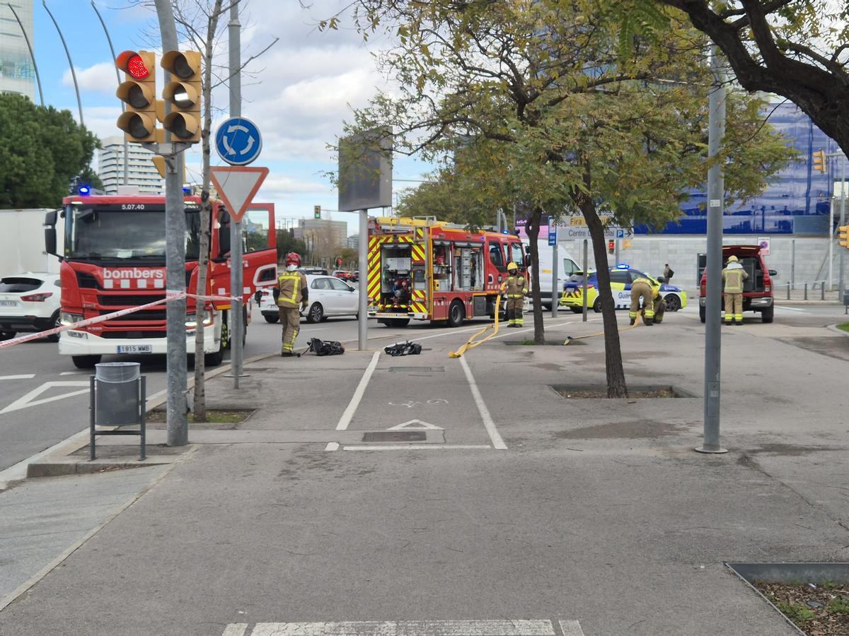 Agentes y vehículos de los Bombers de la Generalitat y la Guardia Urbana de L'Hospitalet de Llobregat, en las inmediaciones de la gasolinera donde se ha producido la fuga.
