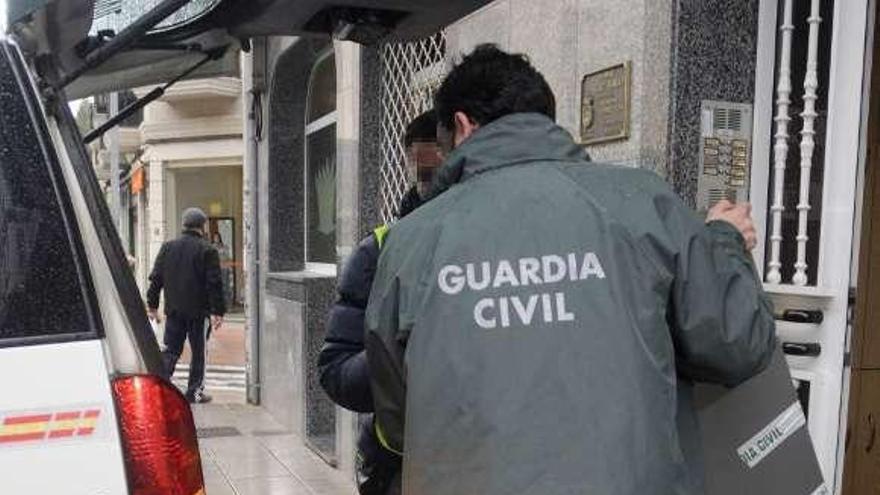 Agentes se llevan archivadores de la consulta del médico de la calle D de Lalín, el día de su detención.  // Bernabé/Javier Lalín