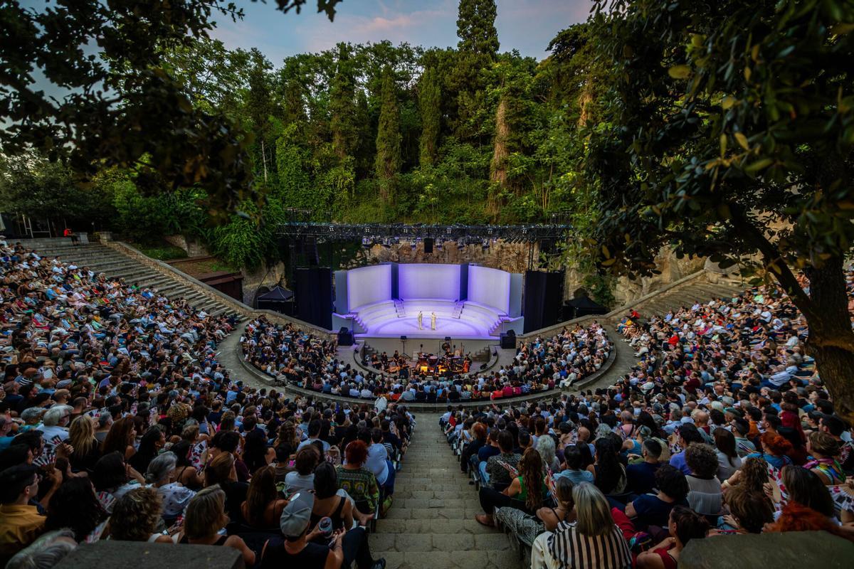 'L'Òpera de tres rals' de Brecht y Weill en el Teatre Grec, producción inaugural que celebra los 50 años del festival y del Teatre Lliure.
