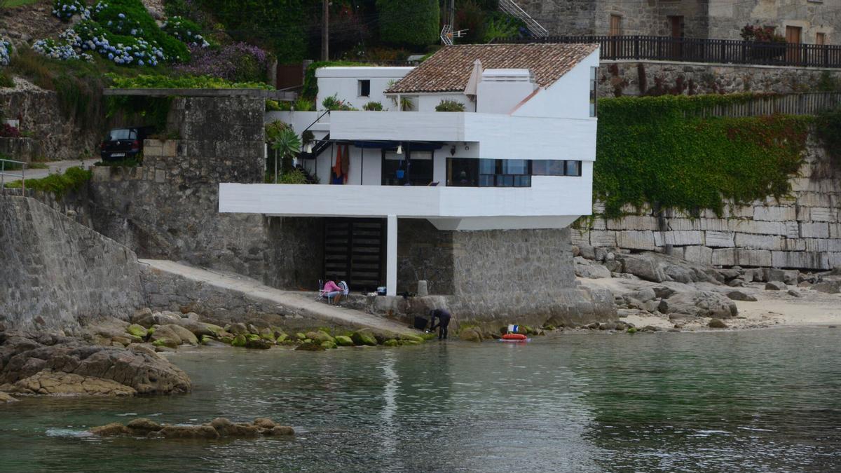 Una vista de la «casa barco» de A Roiba, este domingo, en Beluso.