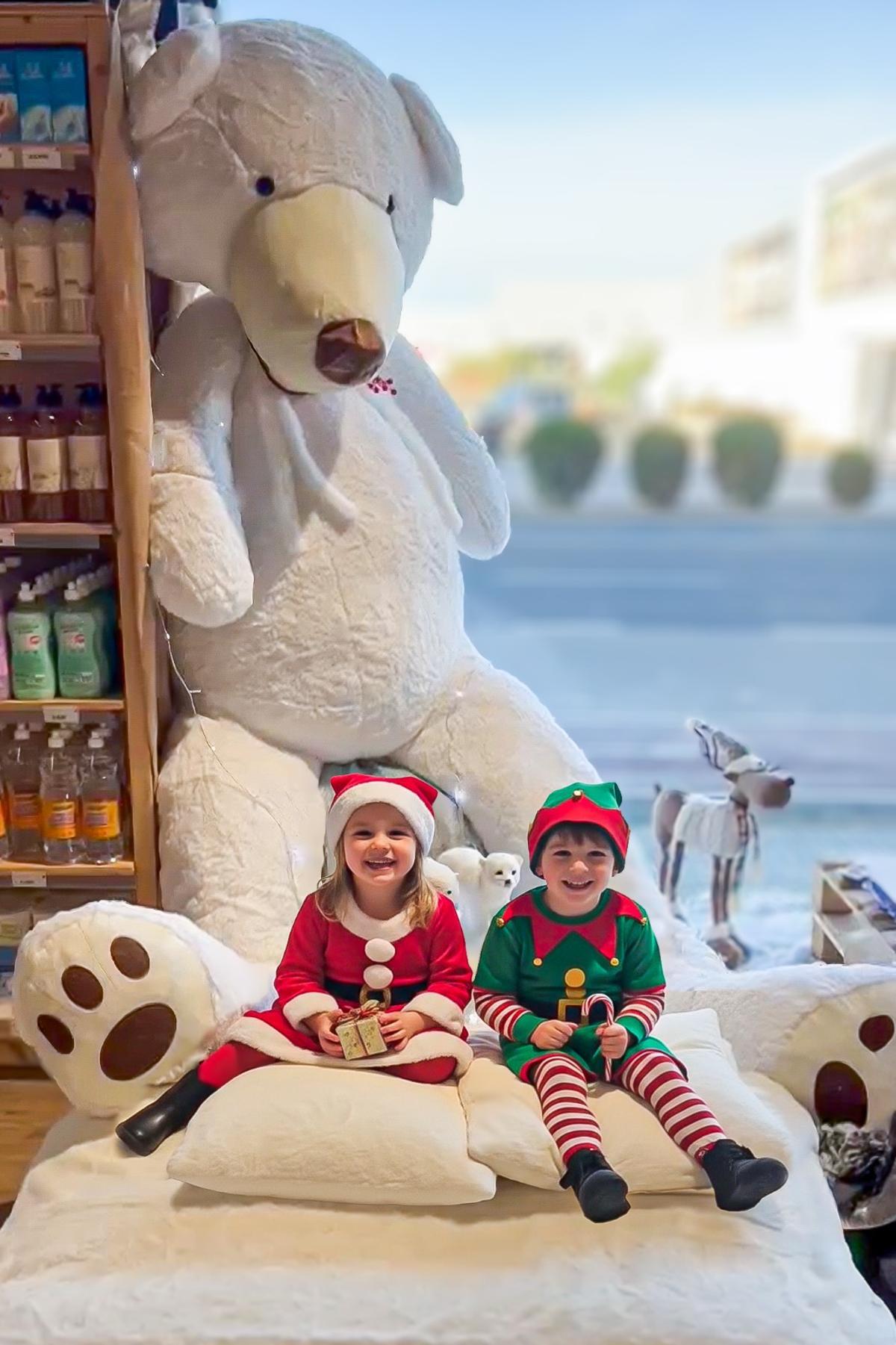 In dem Geschäft in Manacor können sich Kinder derzeit mit einem Riesen-Kuschelbären fotografieren lassen.