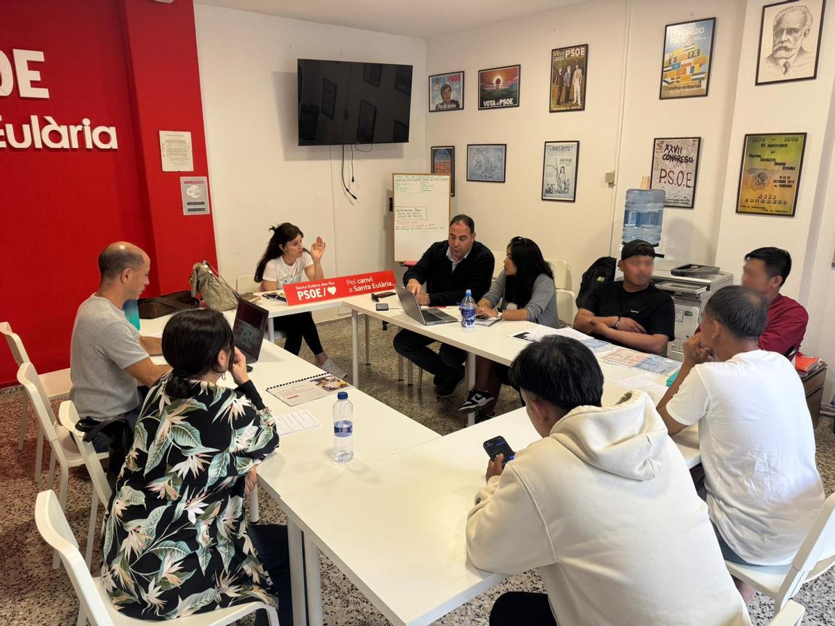 La sede del PSOE en Santa Eulària atiende a varios migrantes.