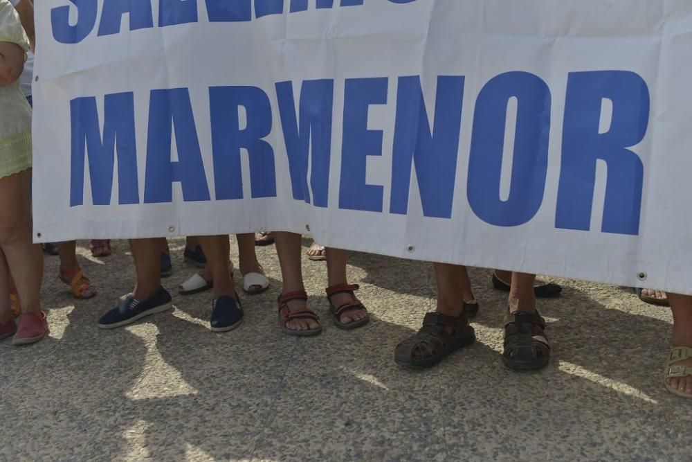 Protesta ante un Mar Menor que amanece cubierto de espuma