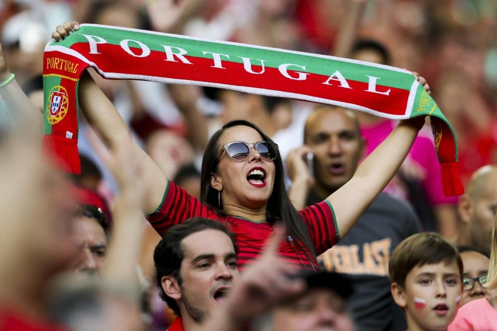 Las hinchadas de ambas selecciones han teñido de color las calles y el estadio de Marsella.