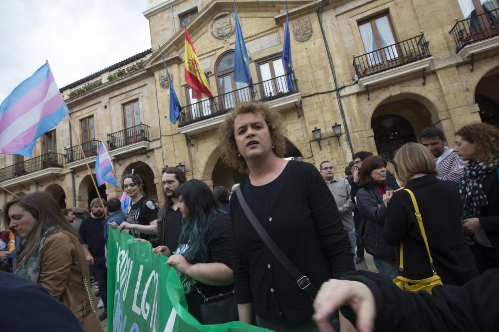 Manifestación en Oviedo contra el autobús de "HazteOir"