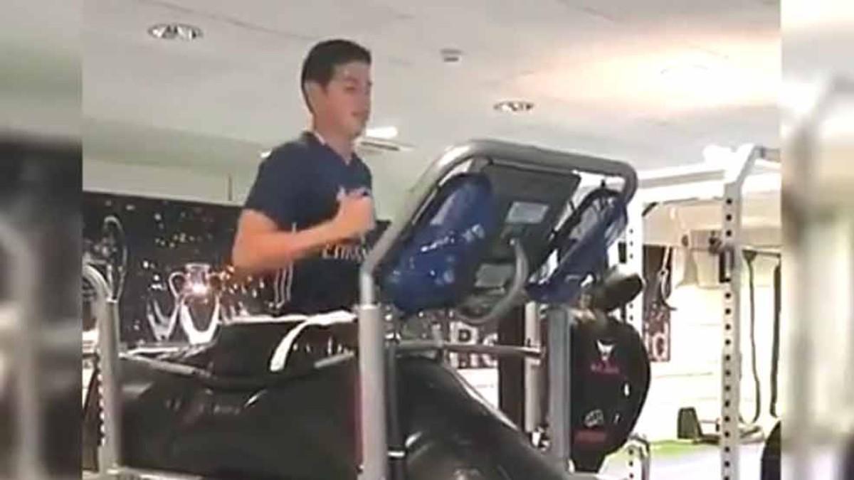 James Rodríguez se recupera en el gimnasio