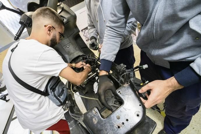 Reportaje IES Cruz de Piedra sobre taller motocicletas, novedad curso 2018/2019  | 25/04/2019 | Fotógrafo: Tony Hernández