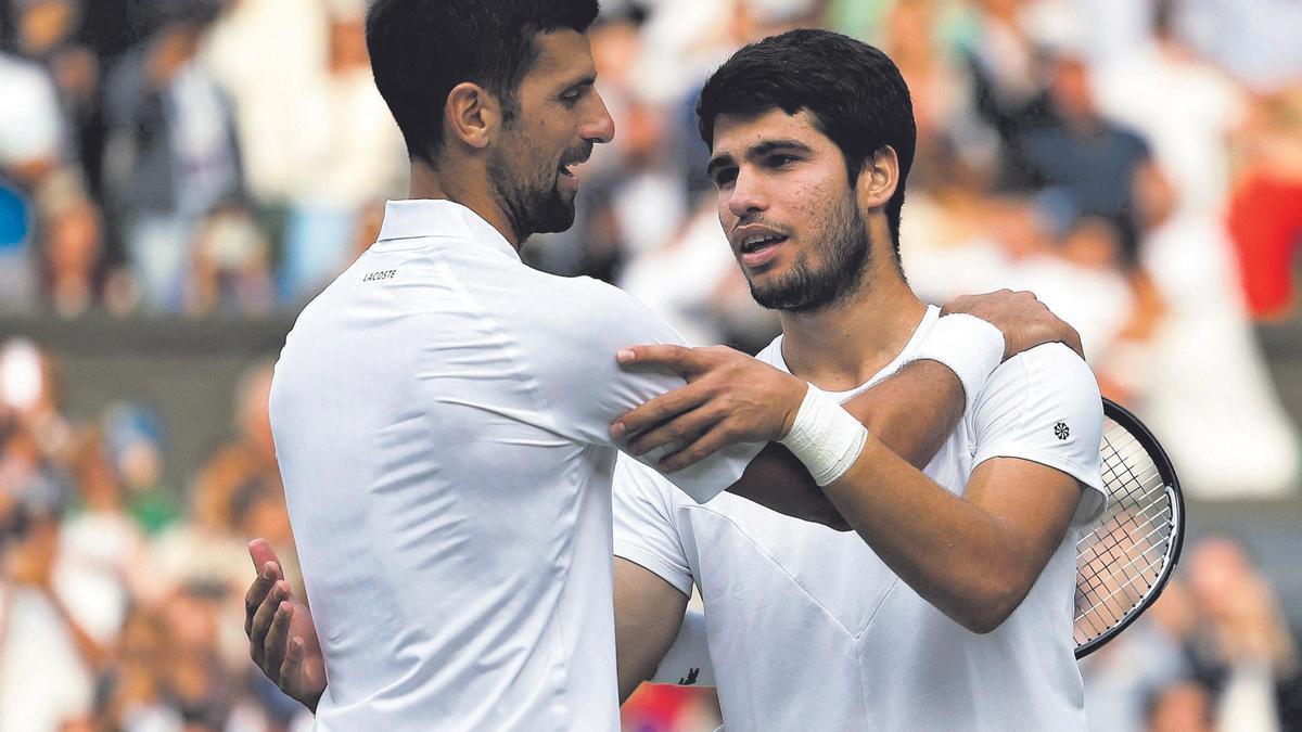 Carlos Alcaraz y Novak Djokovic, tras la final de Wimbledon en 2023.