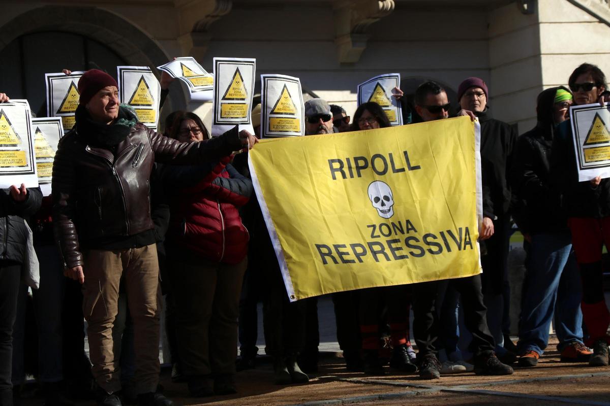 Concentració davant de l'Ajuntament de Ripoll convocada per la Metxa aquest dissabte