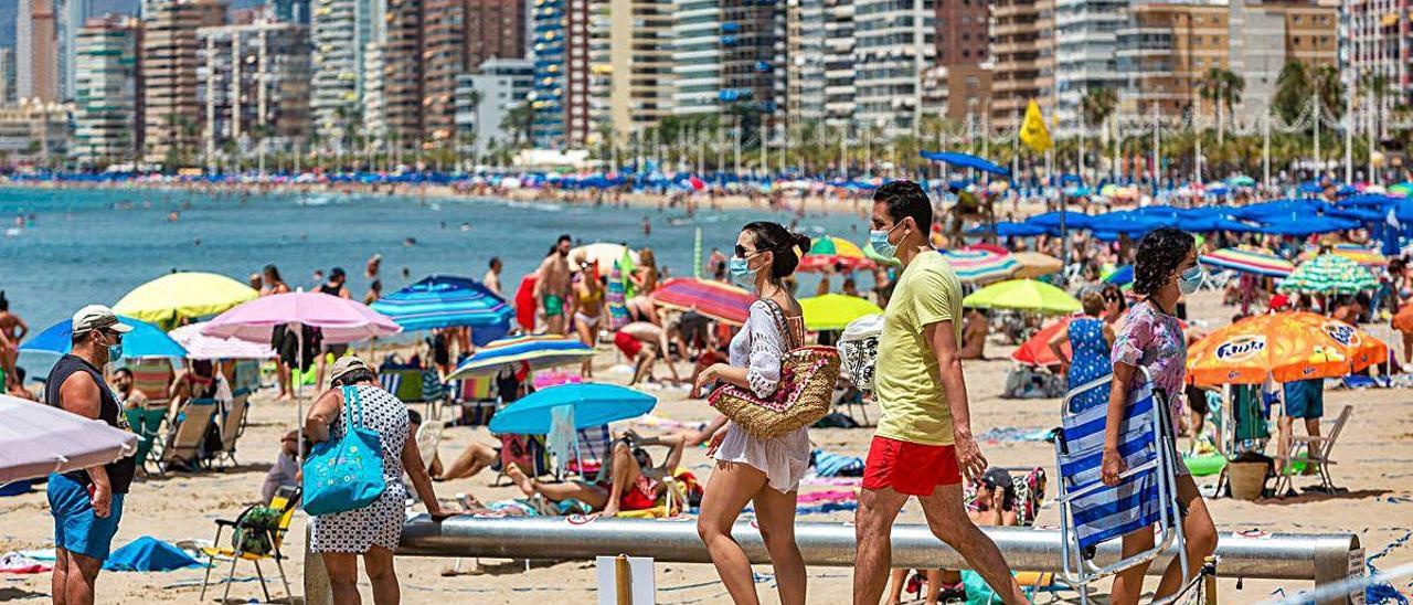 Un grupo de bañistas en una de las entradas de la playa de Levante. DAVID REVENGA