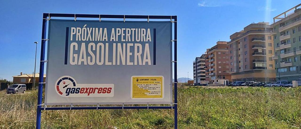 La ubicación de una gasolinera junto a un colegio de Oliva acaba ante el juez