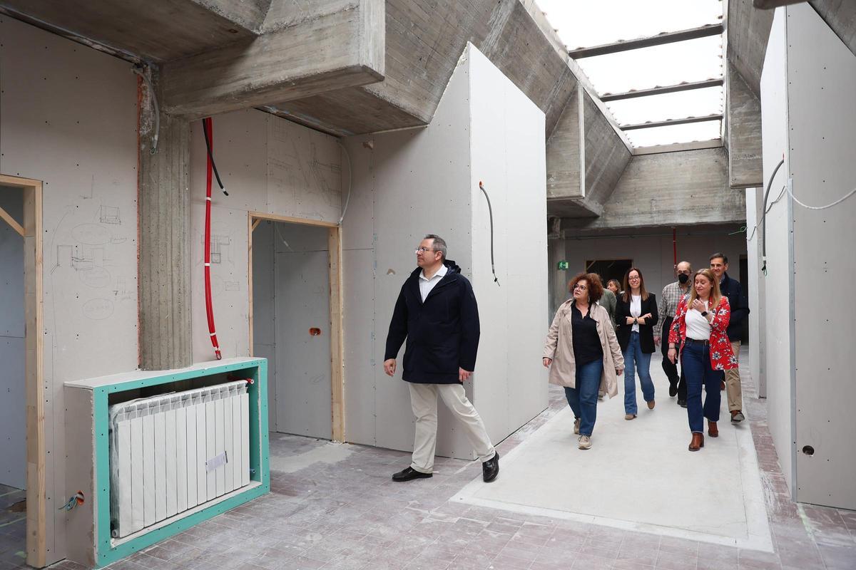 A la izquierda, el director de obra, Víctor Vigil, junto a la consejera de Derechos Sociales y Bienestar, Marta del Arco, en la visita a la zona en la que se habilitan las unidades de convivencia.
