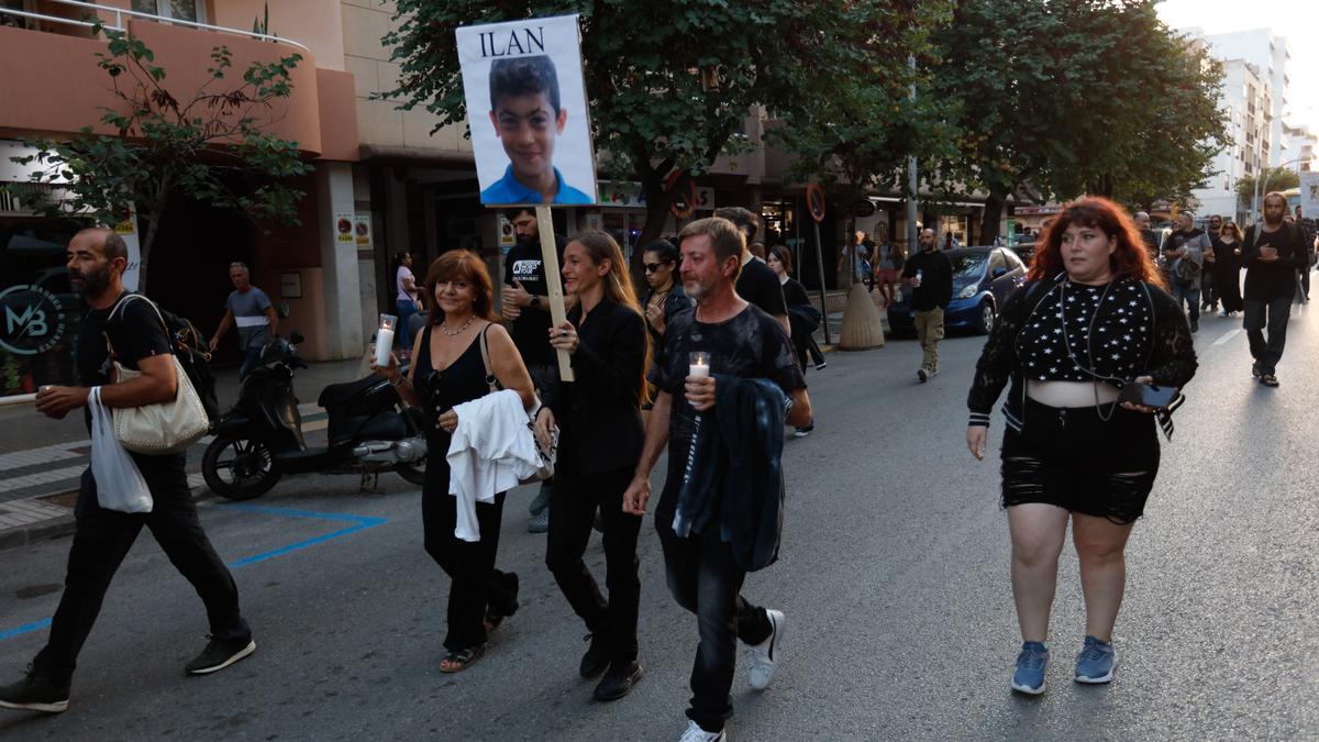 Laura Moreno porta un cartel con el rostro de Ilan durante una manifestación en 2022