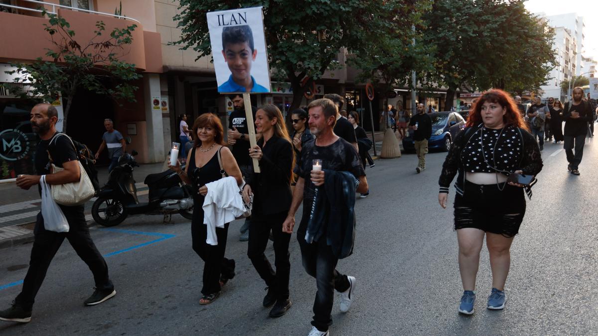 Laura Moreno porta un cartel con el rostro de su hijo Ilan y a su lado, Carmen Cabestany, con una vela en su mano.