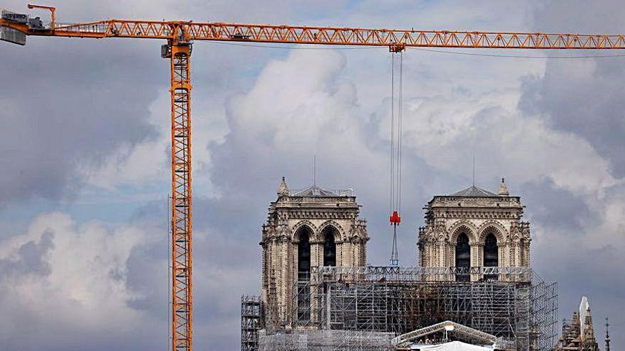 Una grúa trabaja en el desmontaje de los andamios de Notre Dame.