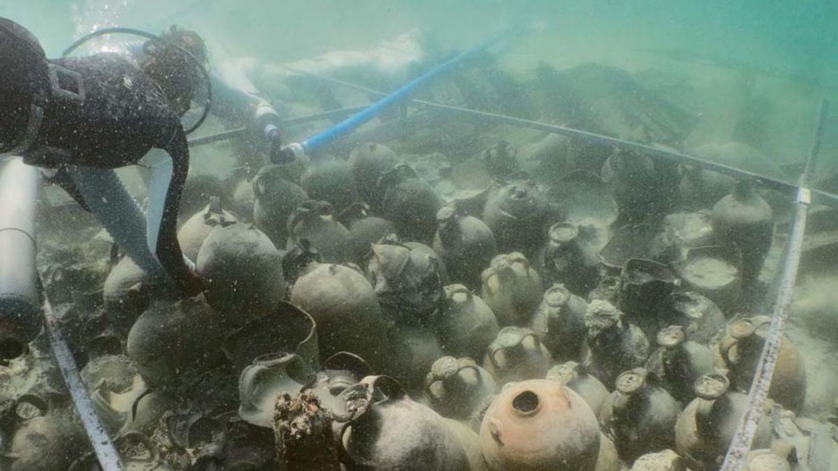 Un buzo del Institut Balear d’Estudis en Arqueologia Marítima durante la extracción. | IBEAM