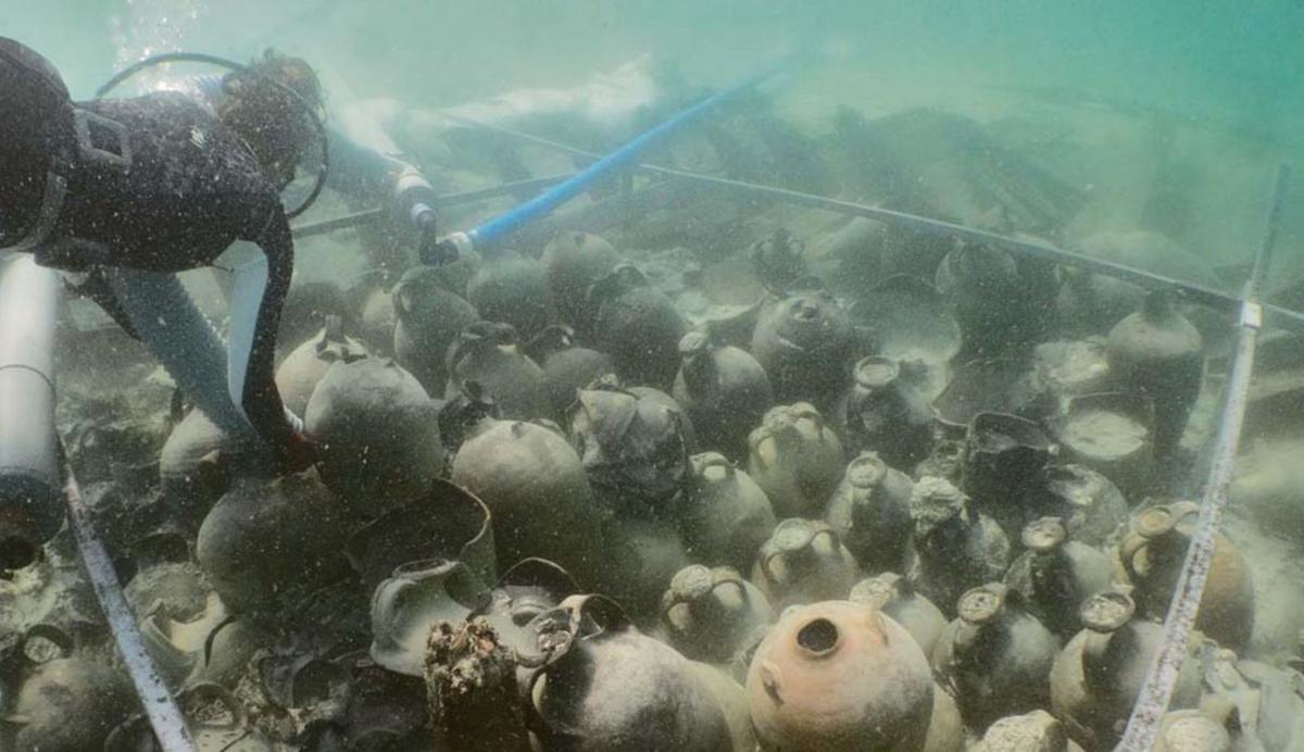 Un buzo del Institut Balear d’Estudis en Arqueologia Marítima durante la extracción. | IBEAM