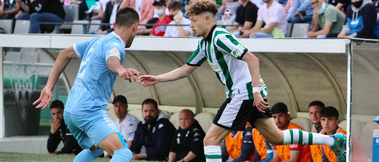 Córdoba y Villanovense, en acción este sábado.