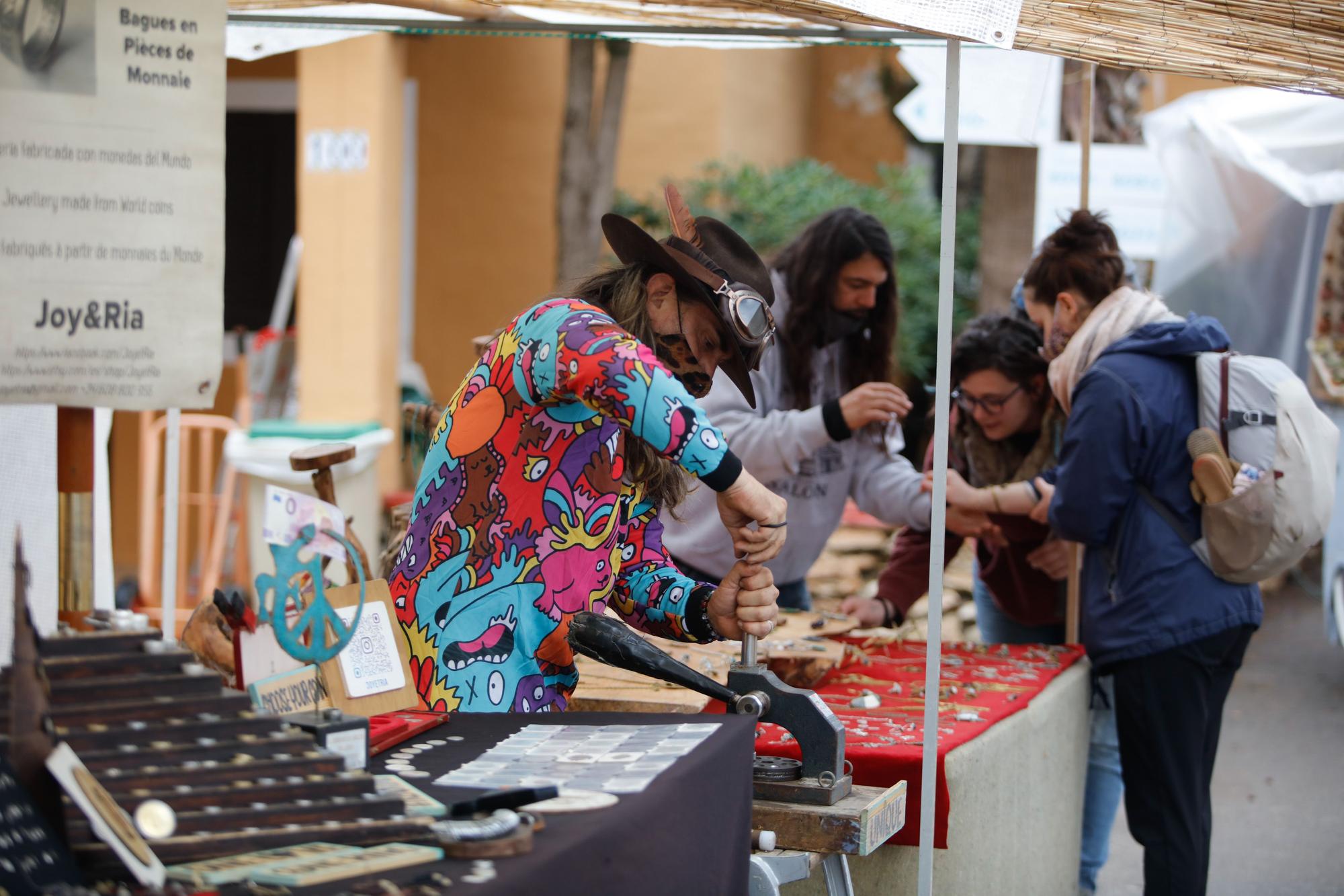 El mercadillo hippy de Punta Arabí arranca la temporada.