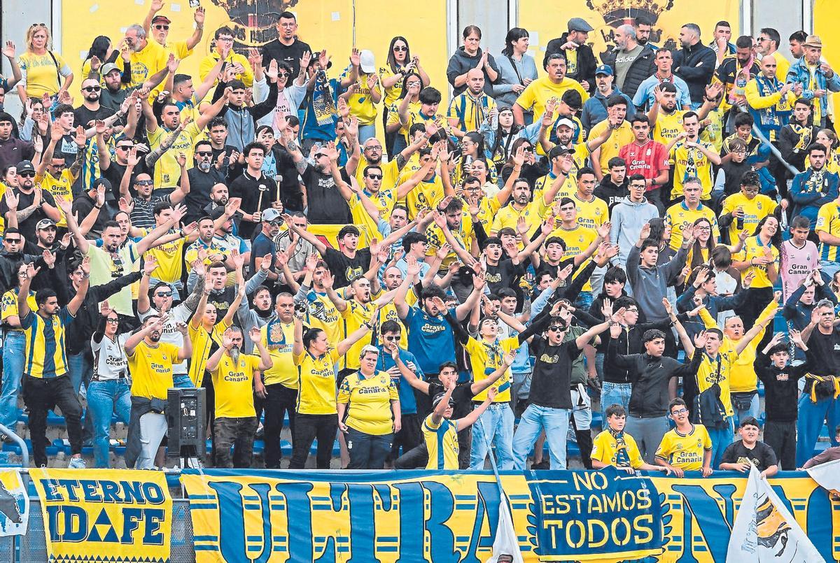 Imagen del sector de Ultra Naciente, el 22 de marzo, en la disputa de la  31ª jornada ante el Sporting en el Gran Canaria, ante 17.039 espectadores.