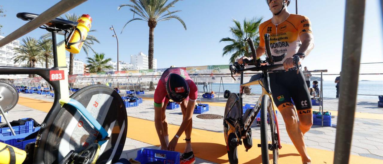 Dos competidores en eI Ibiza Half Triathlon realizan un cambio de segmento en la prueba. | VICENT MARÍ