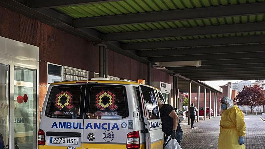 Una ambulancia, en la entrada de Urgencias. |