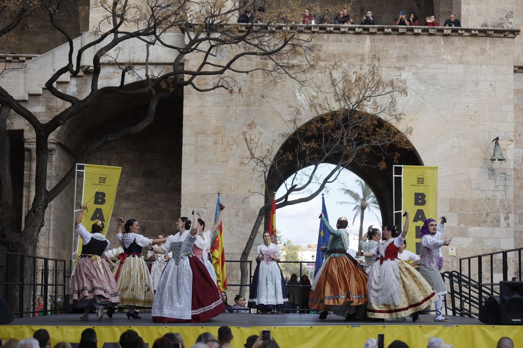 Los Balls al Carrer se estrenan a los pies de las Torres de Serranos