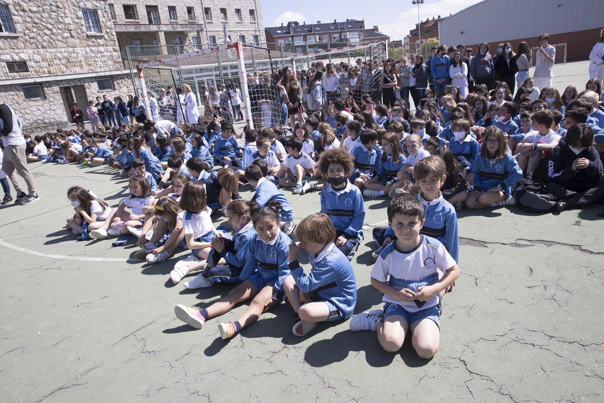 Izado de bandera en el colegio Santa María del Naranco