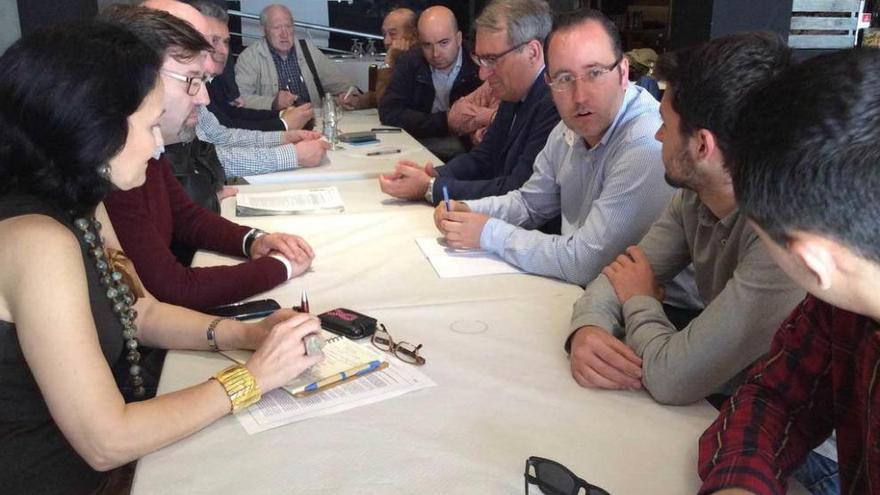 Mario Arias y Ramón García Cañal, en el centro, a la derecha, durante la reunión con los representantes vecinales.