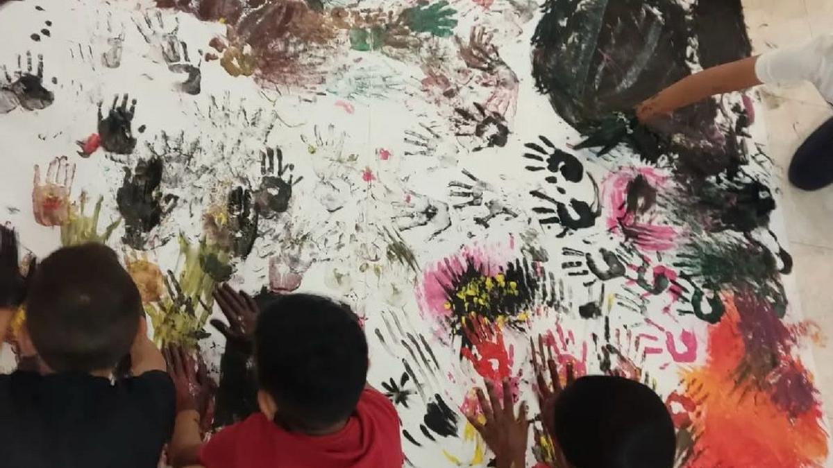 Los niños y niñas desarrollan diferentes actividades organizadas por la asociación que les aportan sustento educativo y emocional.