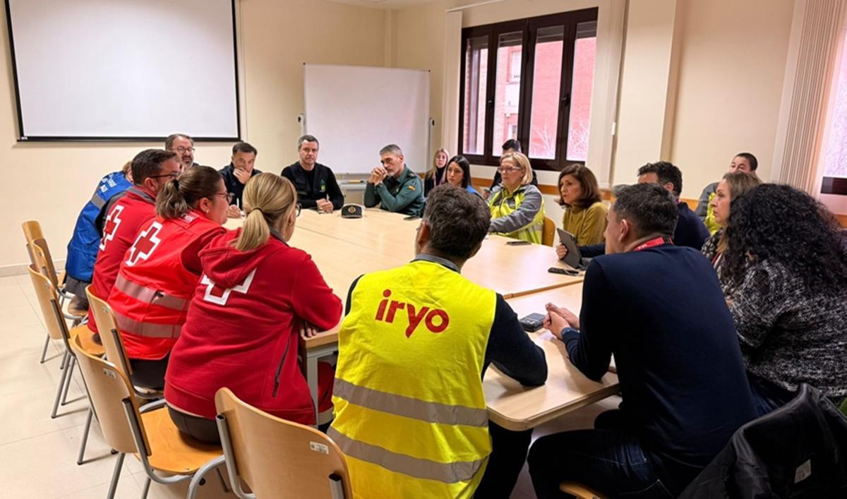 Reunión de representantes de la Junta, distintos efectivos de emergencias, las operadoras de Iryo, Adif y Renfe, junto al Ayuntamiento y equipos de intervención psicológica, esta mañana en el Centro Cívico Poniente Sur de Córdoba.