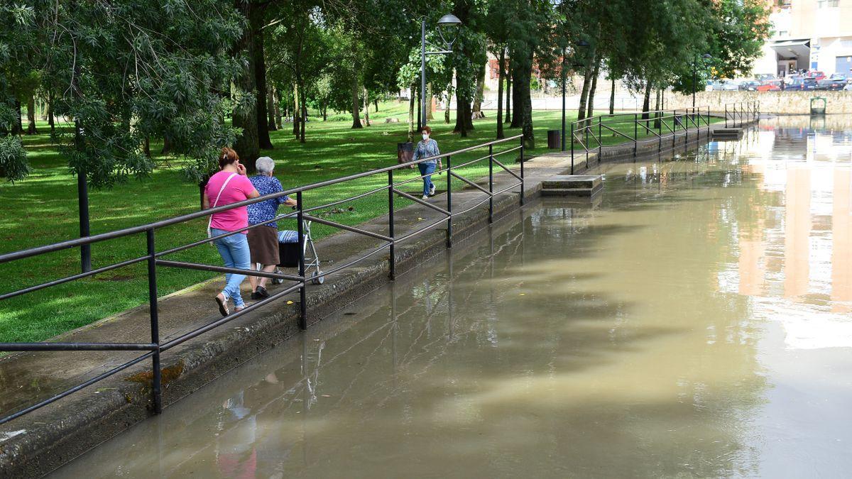 El agua inunda el canal de baños del parque de La Isla