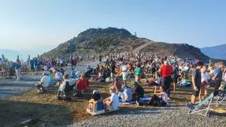 Así se vive el eclipse desde la estación de Pajares: cientos de personas ven sin problemas el esperado evento astronómico, "es increíble"