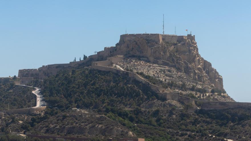 Los castillos de Santa Bárbara y San Fernando de Alicante, cerrados por la DANA