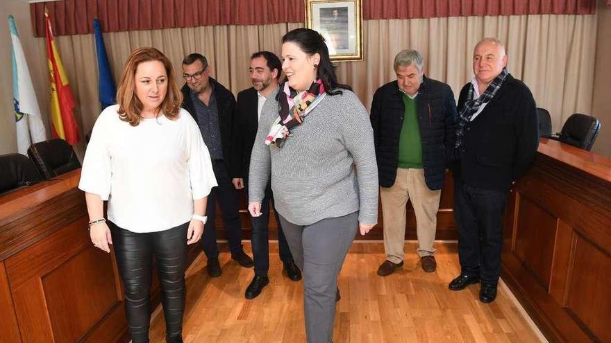 La alcaldesa de Bergondo, en el centro, junto ediles del Gobierno local y de Anova.