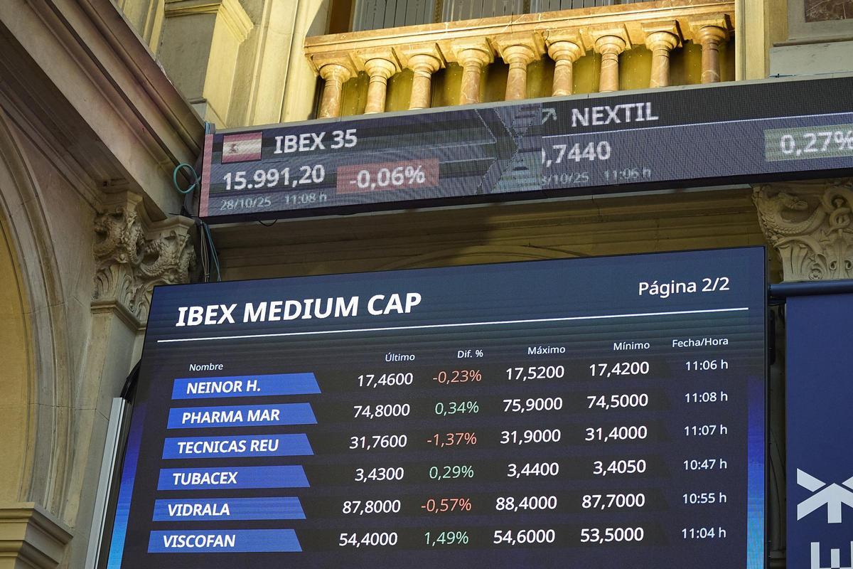 Paneles del Ibex en el Palacio de la Bolsa de Madrid, a 28 de octubre de 2025, en Madrid (España).