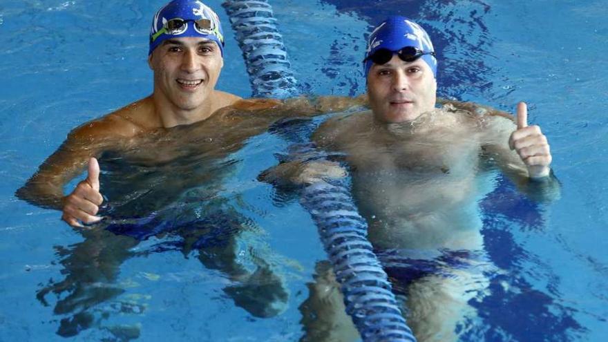 Roque Ávila (izqda.) y Óscar Soto, ayer en la piscina del Real Club Náutico. // Ricardo Grobas