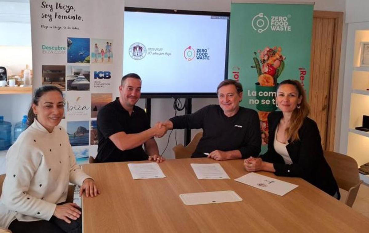 Firma del convenio de adhesión de Zero Food Waste entre Fomento del Turismo y Herbusa.
