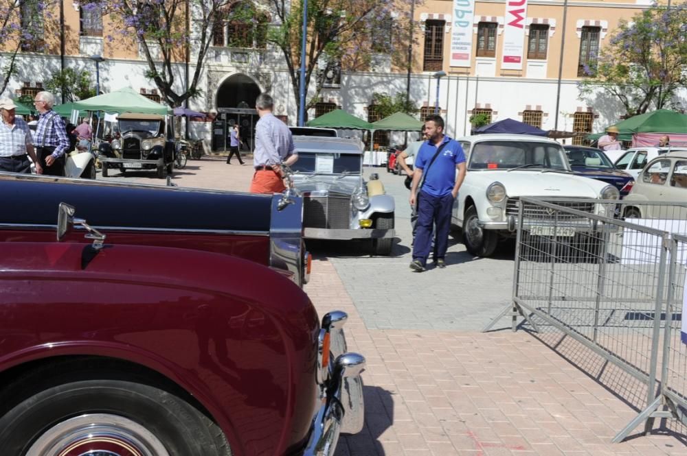 Lo coches antiguos conquistan  el Cuartel de Artillería