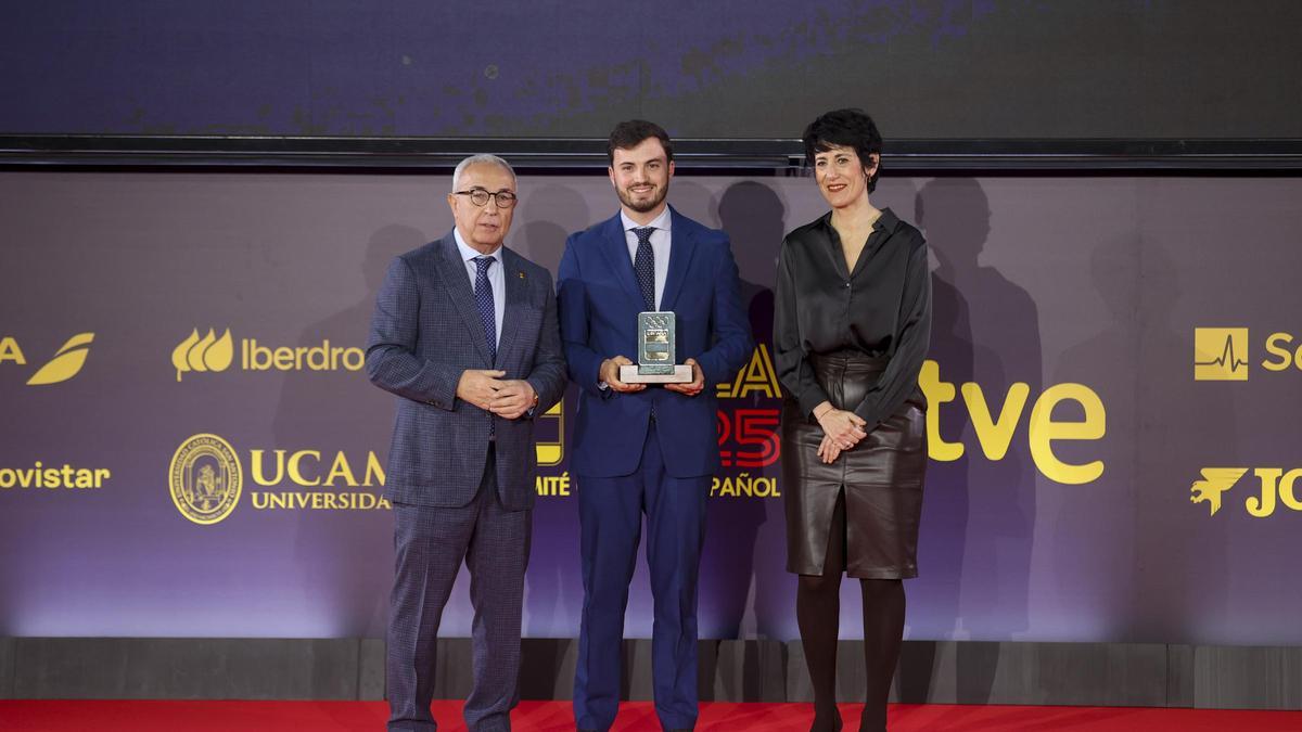 Temiño, en el medio, recogiendo su galardón