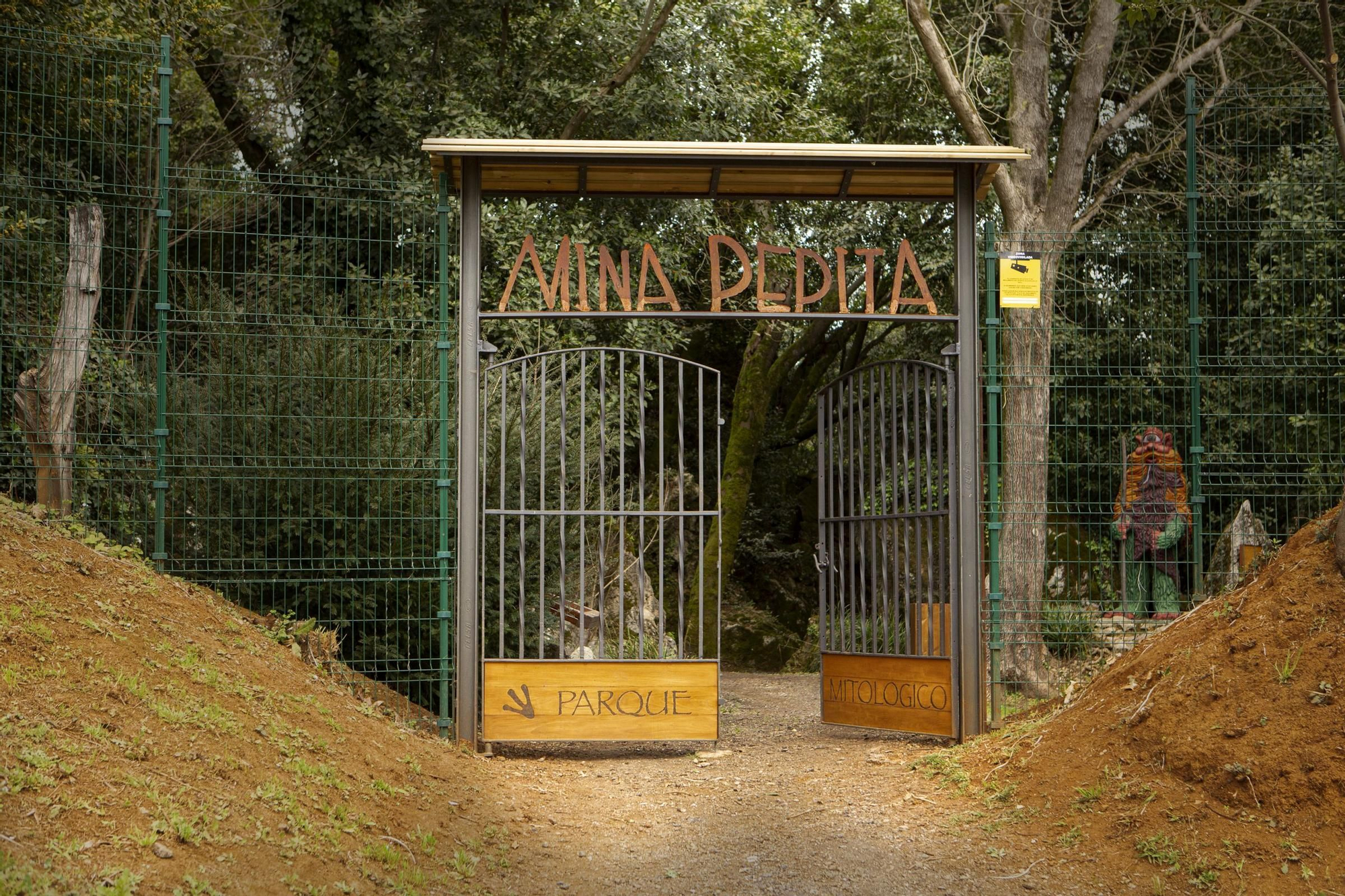 La entrada al parque de "Mina Pepita", en Medio Cudeyo, Cantabria