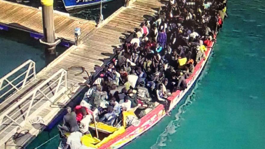 El cayuco llegado por sus propios medios al puerto de Los Cristianos con 167 varones de origen subsahariano.