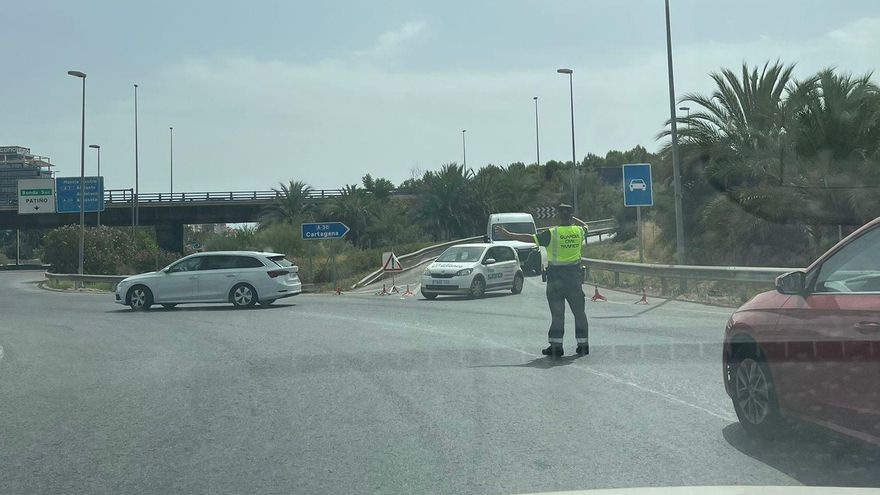 Dos heridos en un aparatoso choque entre un coche, un bus y un camión en la A-30 en Murcia