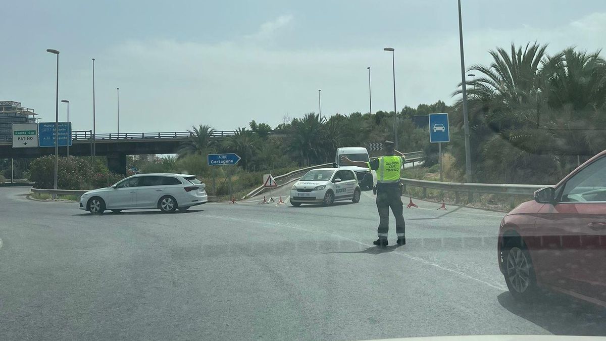 Un agente regula el tráfico en la A-30 tras el aparatoso accidente.