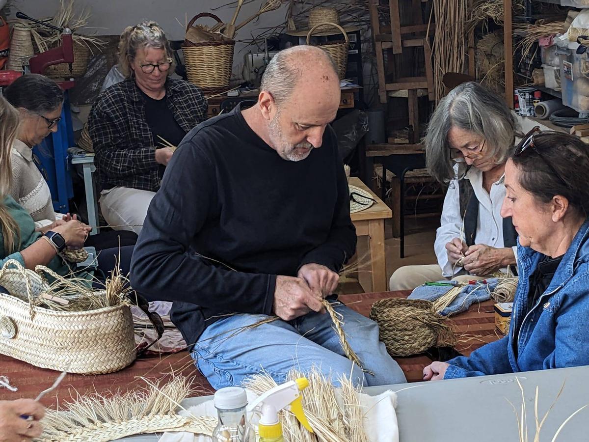 Pep Toni unterstützt seine Schülerinnen bei ihren eigenen Flecht-Projekten
