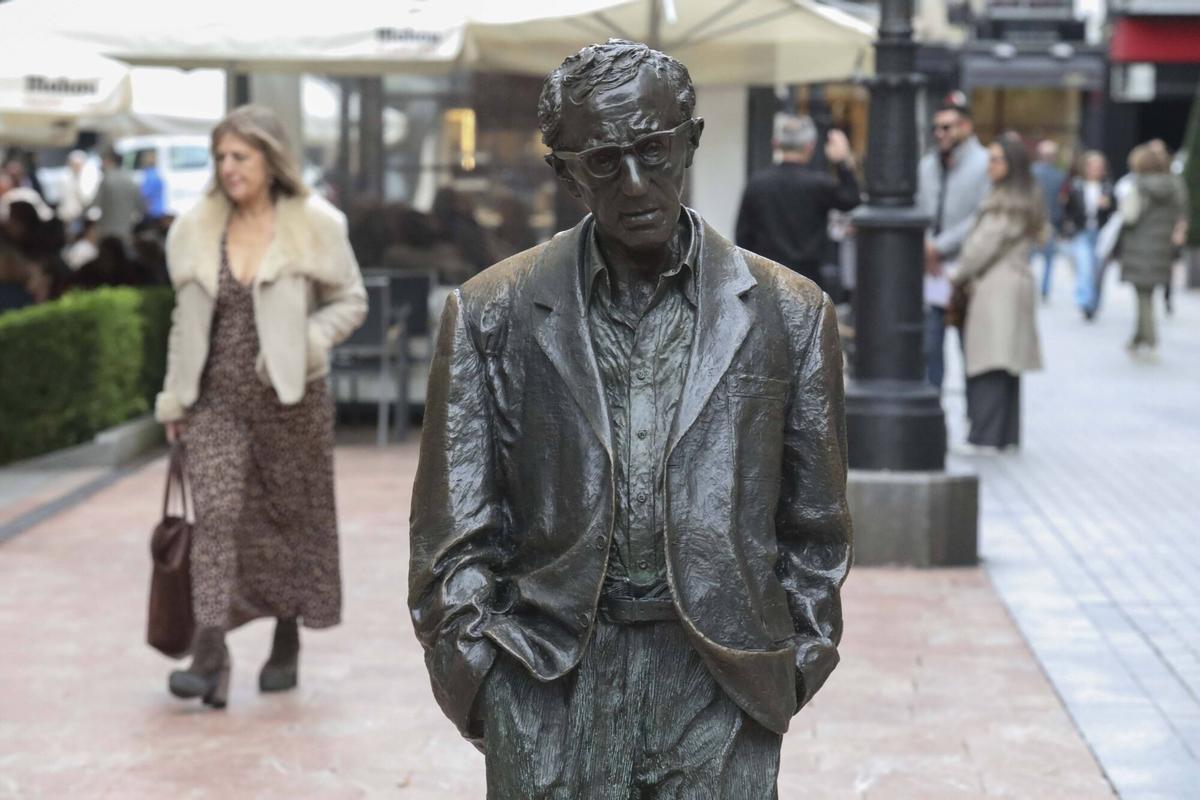 Estatua de Woody Allen en Oviedo.