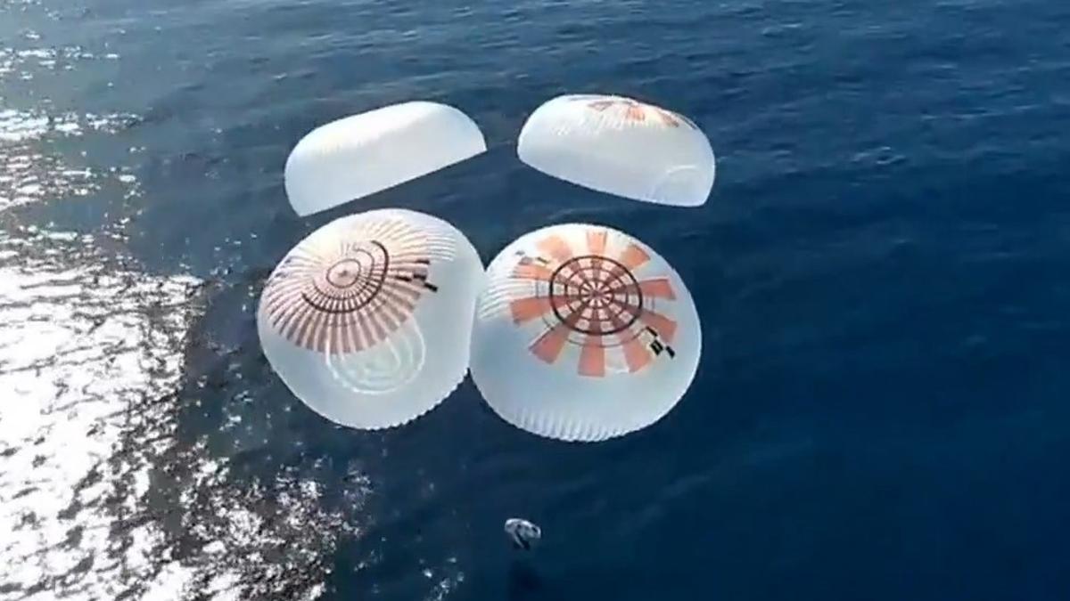 スペースXは、ポールを飛び回った最初のプライベートミッションを獲得します