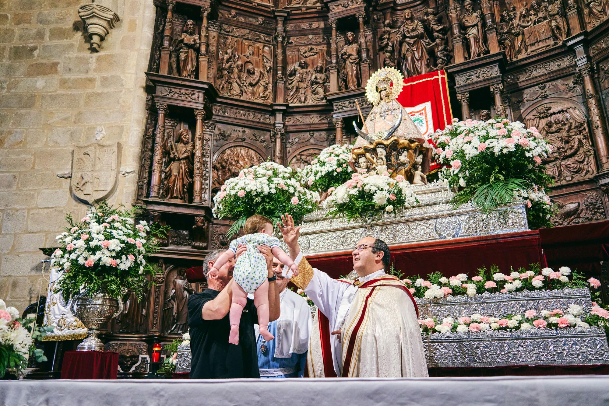 Presentación de los niños a la patrona de Cáceres